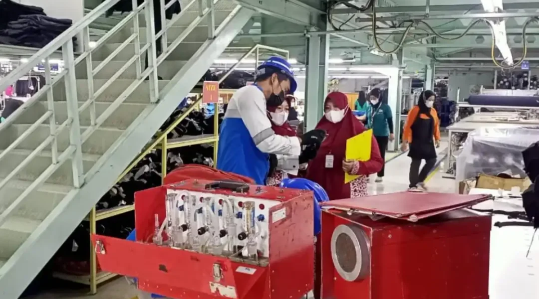 Pengambilan sampel pengujian udara lingkungan kerja
