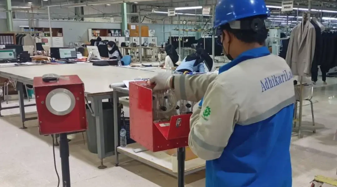 Pengambilan sampel pengujian udara lingkungan kerja PT Adhikarilab