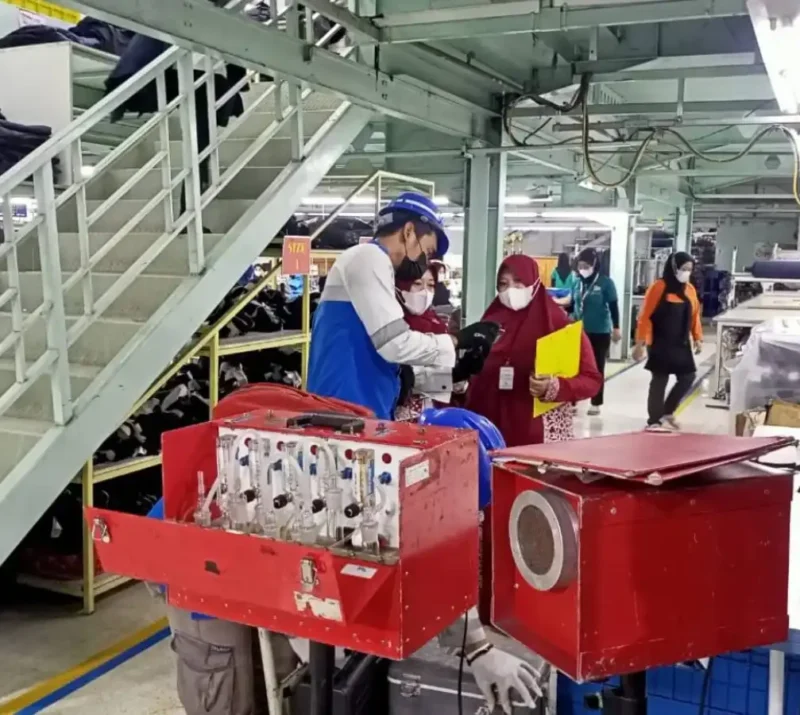 Pengambilan sampel pengujian udara lingkungan kerja