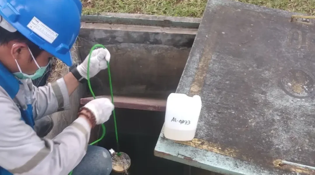 teknisi adhikarilab mengambil sampel air limbah dari STP SPBU