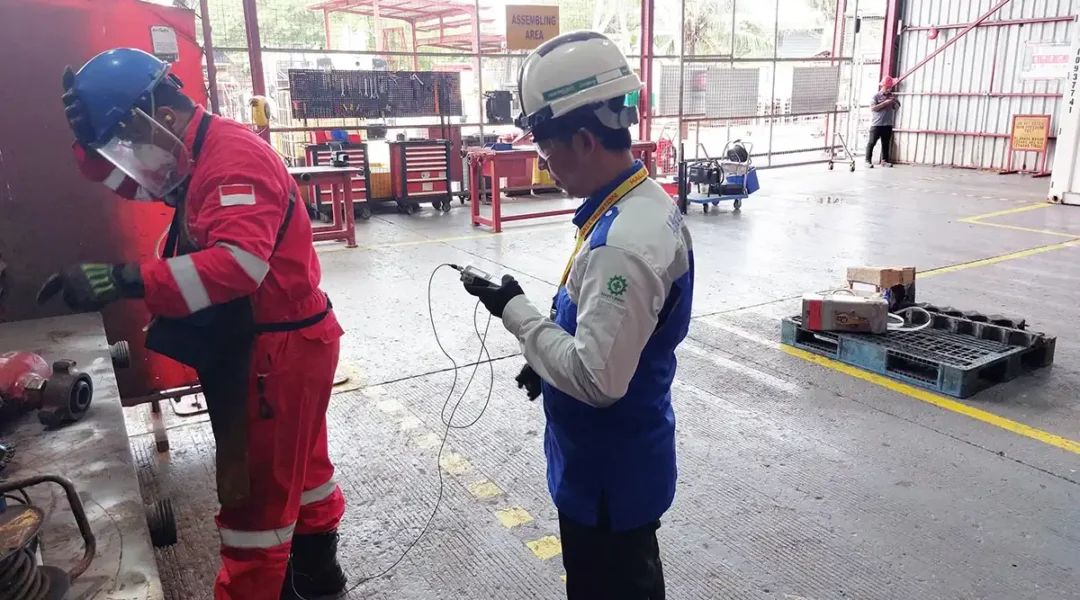 Teknisi mengambil sampel getaran tubuh dan lengan