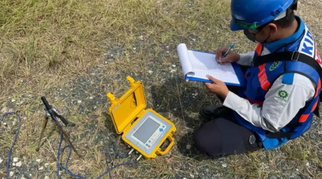 Foto petugas Adhikarilab Indonesia di lokasi sampling