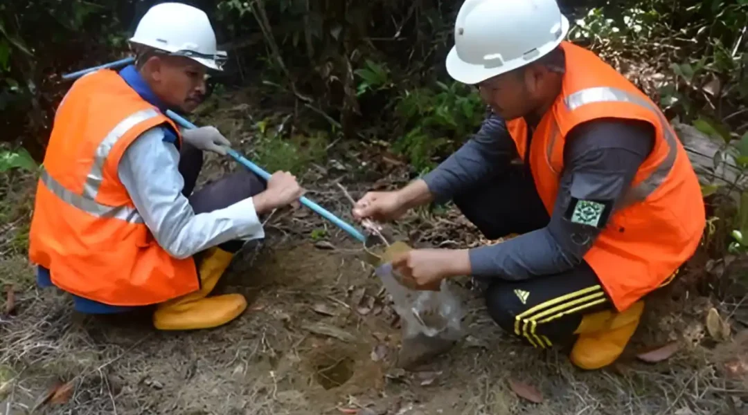 Foto petugas Adhikarilab Indonesia mengambil sampel tanah di lokasi sampling untuk uji kualitas tanah