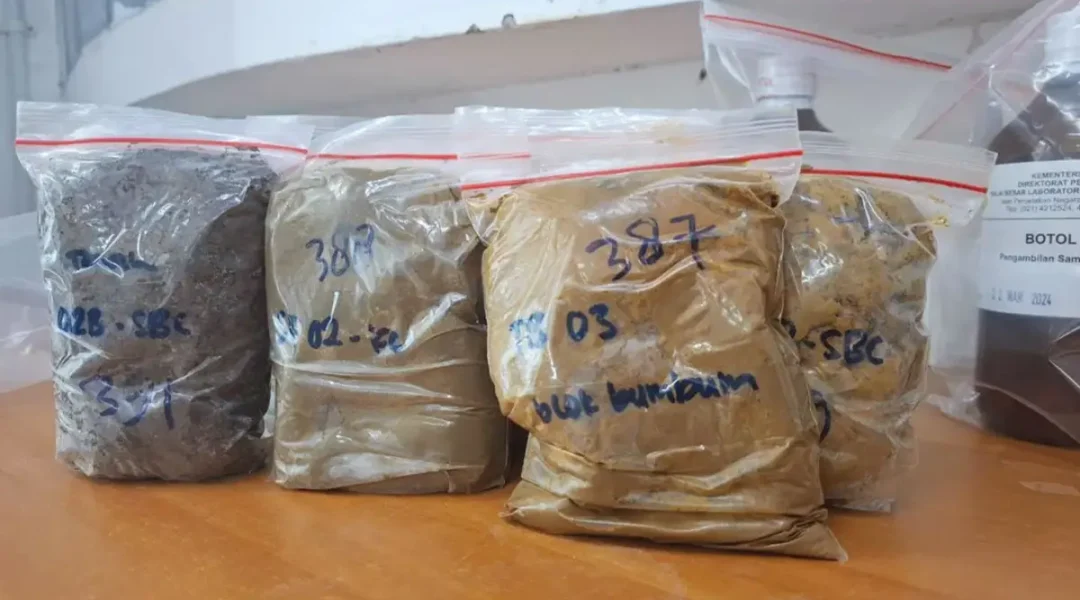Foto sampel tanah yang sudah diambil petugas di lokasi sampling sebelum dilakukan analisa pengujian kualitas tanah