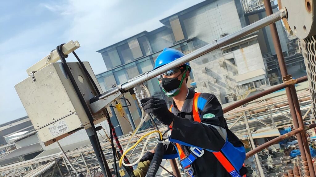 Tim Adhikarilab melakukan sampling uji emisi cerobong CEMS industri di Gresik Jawa Timur