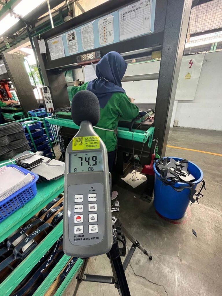 Teknisi melakukan monitoring kebisingan lingkungan kerja menggunakan Sound Level Meter