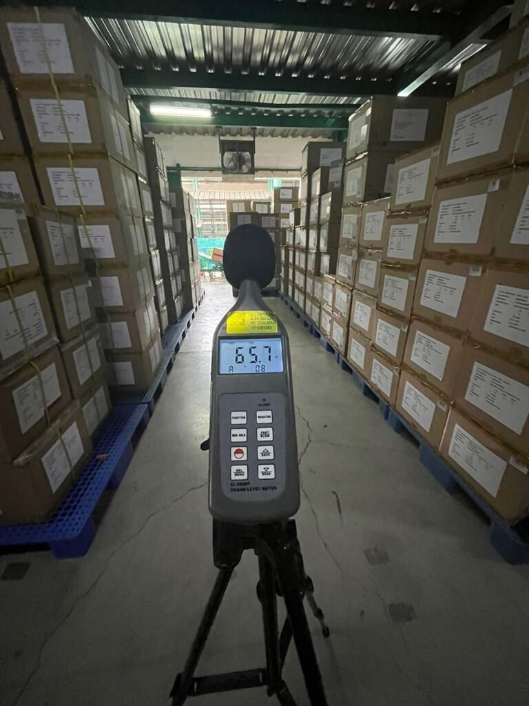 Teknisi melakukan monitoring kebisingan lingkungan kerja menggunakan Sound Level Meter