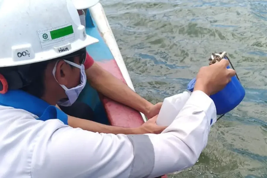 Proses pengambilan sampel air laut