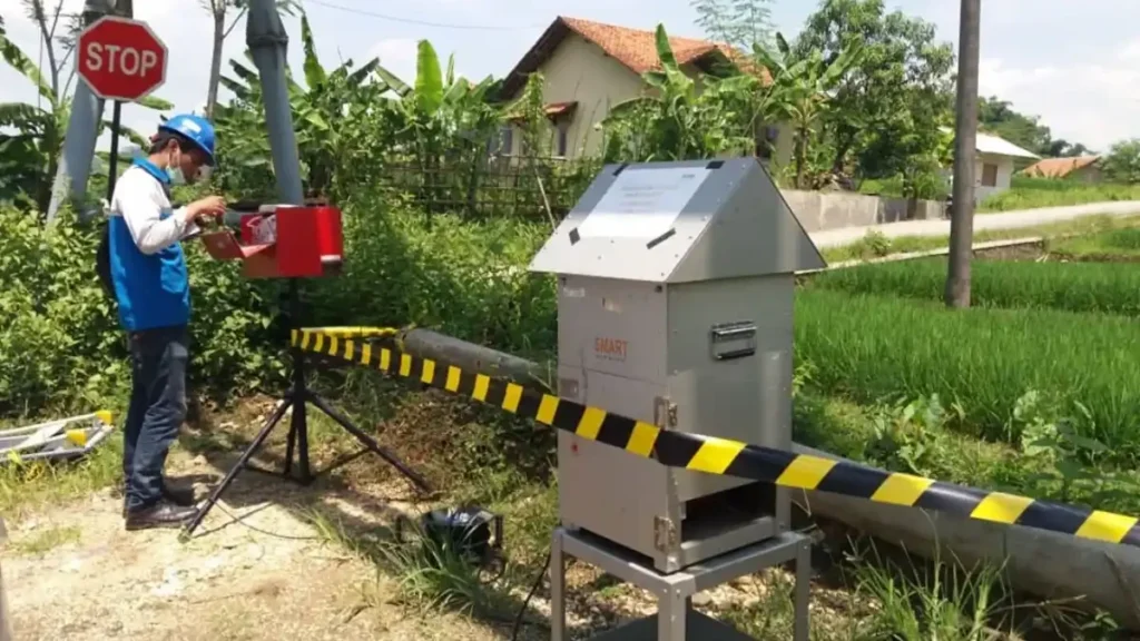 Pengambilan sampel udara lingkungan terbuka oleh petugas lapangan Adhikarilab