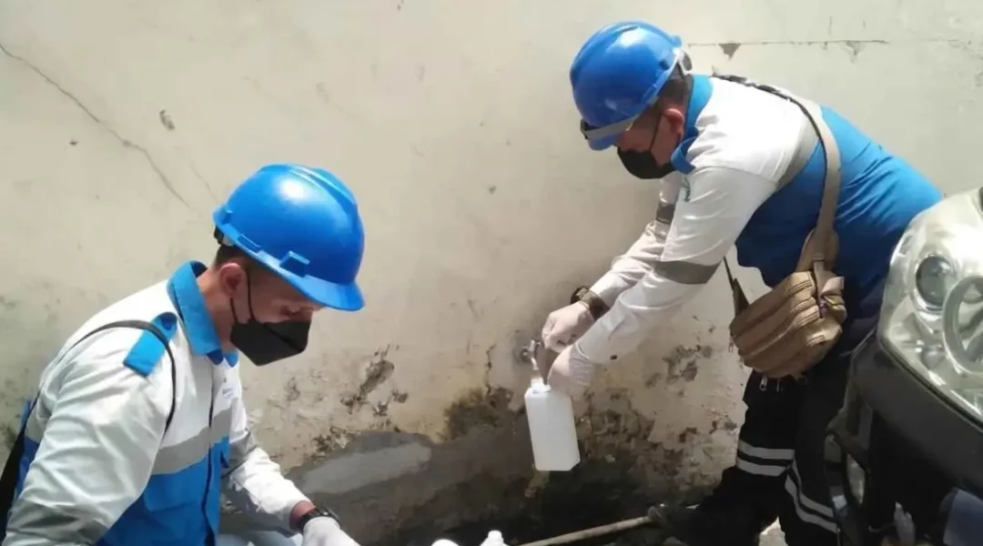teknisi adhikarilab mengambil sampel air bersih untuk pengujian kualitas air rumahan sumber sumur pdam