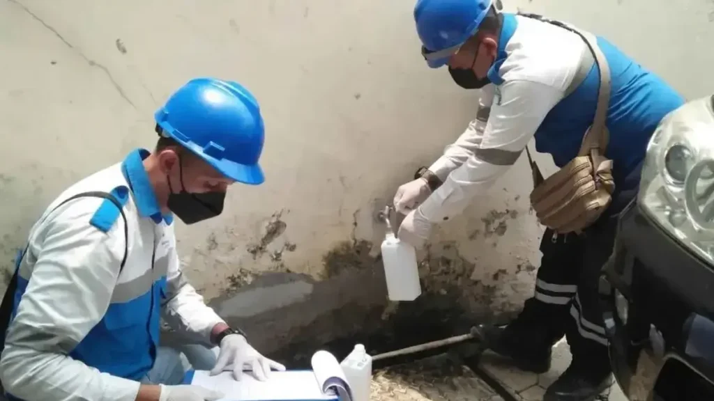 petugas adhikarilab mengambil sampel untuk pengujian air bersih air sumur rumahan