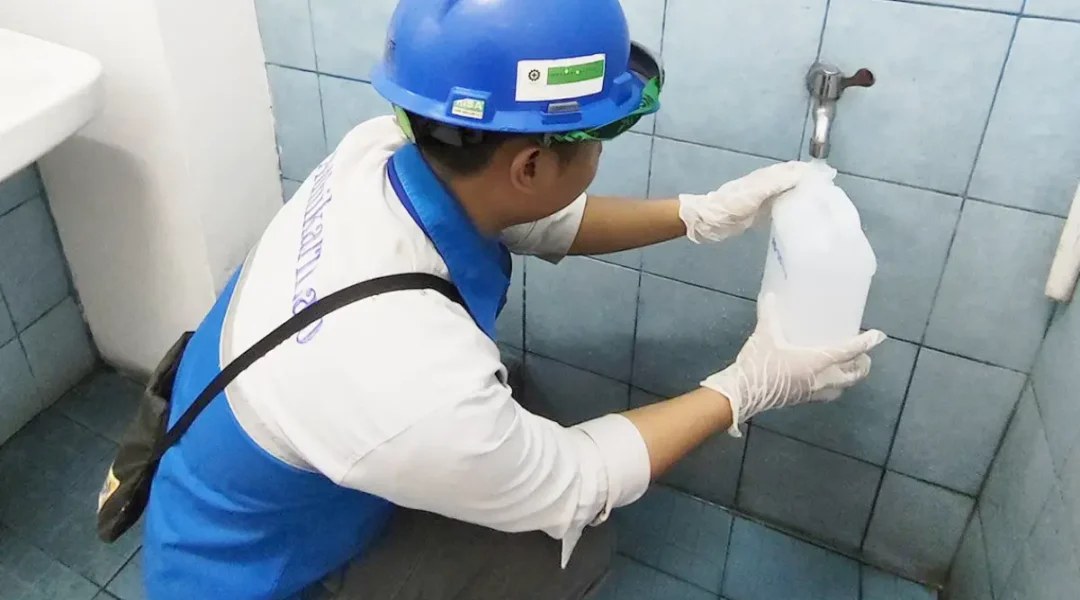 petugas adhikarilab mengambil sampel untuk pengujian air bersih air keran rumahan
