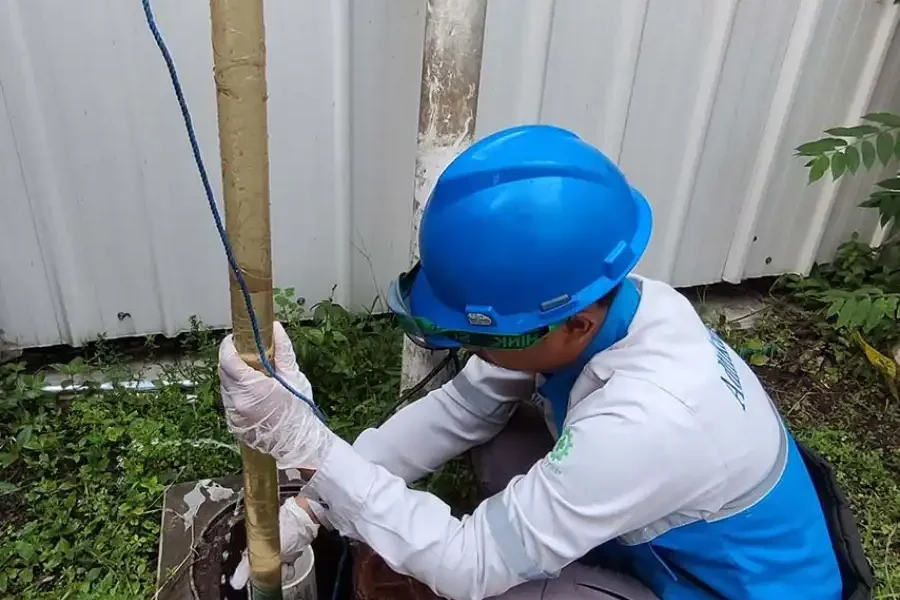 petugas adhikarilab mengambil sampel untuk pengujian air bersih air sumur pantau SPBU