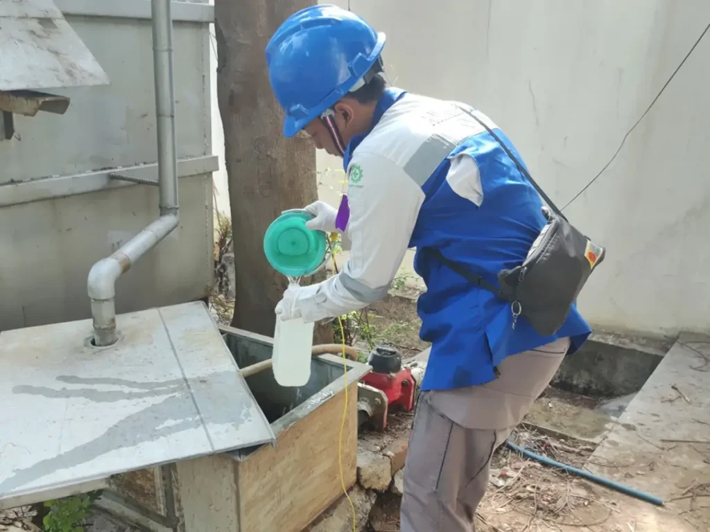 petugas adhikarilab mengambil sampel untuk pengujian air bersih air sumur rumahan