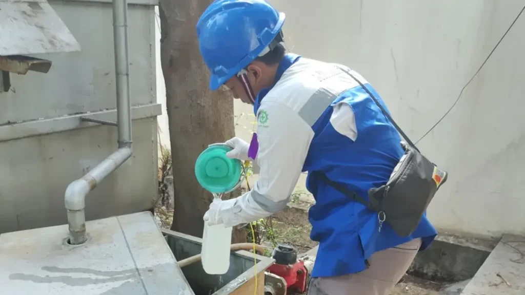 Petugas adhikarilab mengambil sampel untuk pengujian air bersih air sumur rumahan