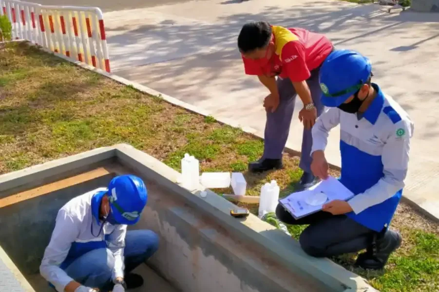 teknisi adhikarilab mengambil sampel air limbah dari STP SPBU