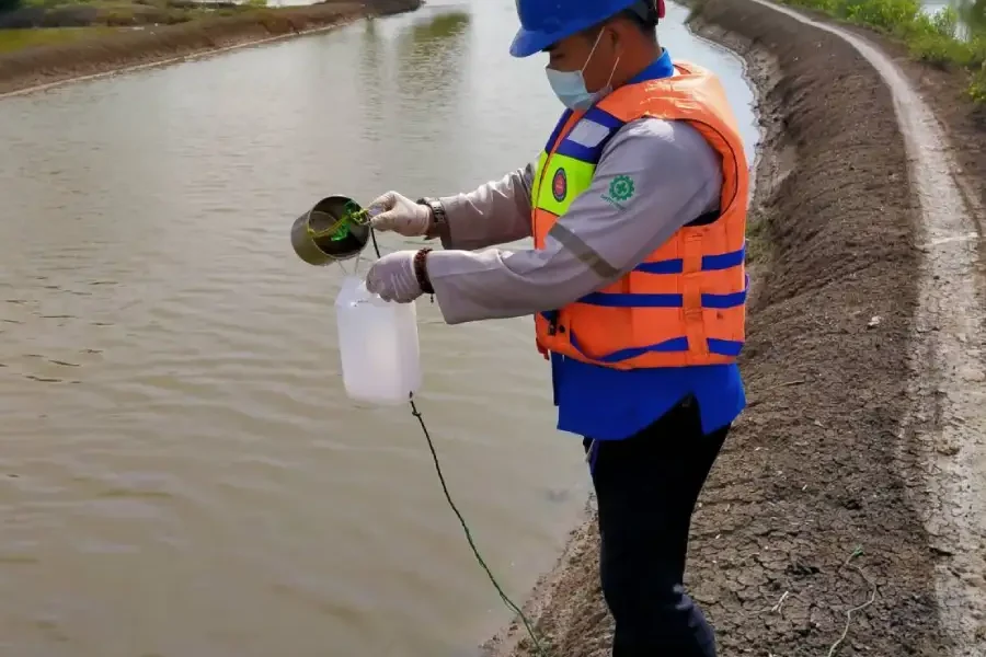Foto petugas melakukan sampling pengambilan sampel air permukaan