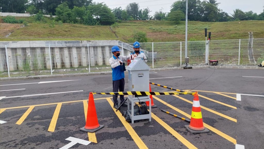 Pengambilan sampel udara lingkungan terbuka oleh petugas lapangan Adhikarilab