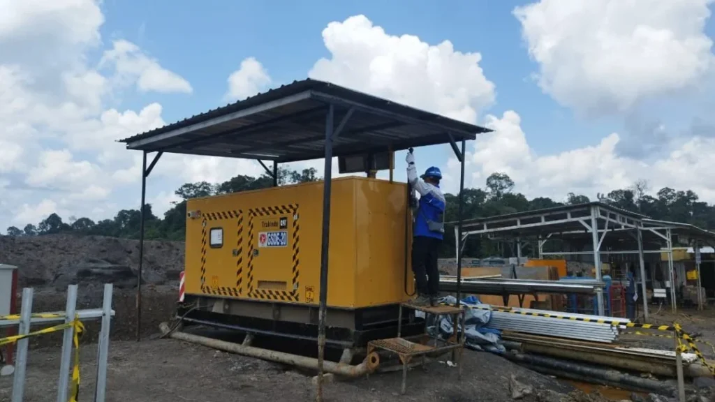 Teknisi Adhikarilab Indonesia mengambil sampel emisi genset untuk pengujian emisi genset industri/tambang
