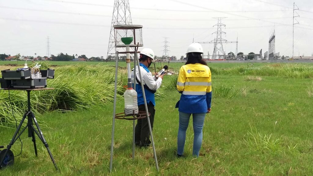 Pengambilan sampel udara dalam pengujian kualitas udara oleh lab lingkungan